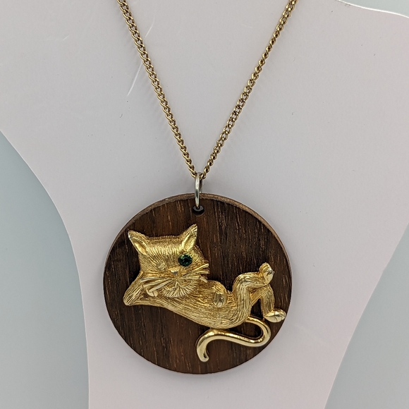 Winking Cat Pendant Wood Base Green Rhinestone Gold Tone Vintage Retro Unsigned - Picture 3 of 15